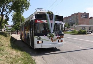 Свадебный банкет в троллейбусе
