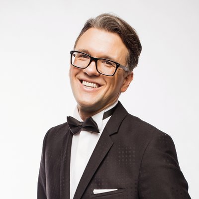 Ведущий, артист Анисимов Илья